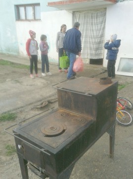 Elevii Şcolii „Gheorghe Ţiţeica”, în vizită la câteva familii nevoiaşe din Murfatlar şi Siminoc