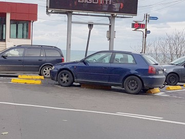 Un autoturism a rămas blocat între separatoarele montate pe strada Mircea cel Bătrân