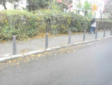 Se montează piloni pe o stradă din Constanţa! Iată unde nu vor mai putea parca şoferii