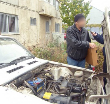 Trei minori bănuiţi de comiterea unui furt dintr-o maşină, REŢINUŢI