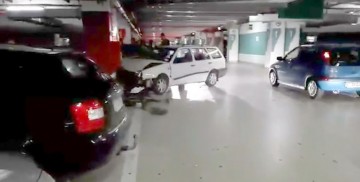 Şi-a făcut maşina praf, în parcarea subterană de la Maritimo