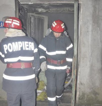 Acoperişul unei case din Mangalia s-a făcut scrum!