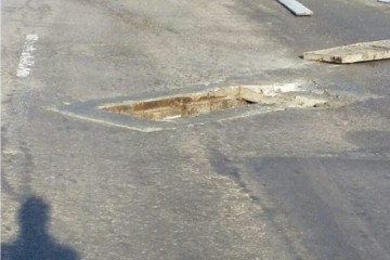 CRATER în asfalt, la intersecţia bulevardului Tomis cu Aurel Vlaicu!