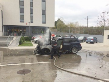 Un constănţean care se afla la o clinică s-a trezit cu maşina ÎN FLĂCĂRI!