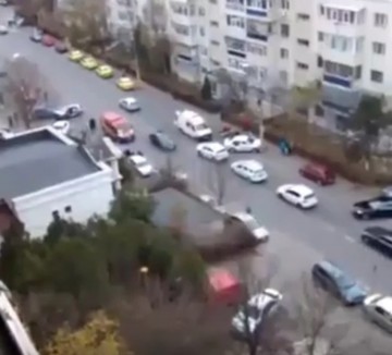 O şoferiţă a semănat haos în Tomis Nord: a avariat două maşini, una s-a proptit în stâlp! - VIDEO