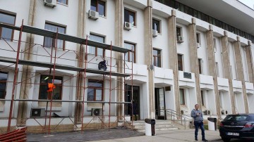 Se renovează fațada Consililui Județean