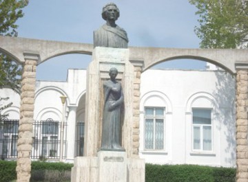 Povestea statuii lui Eminescu, făurită la malul mării