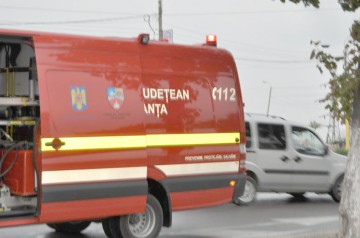Coliziune între două maşini, la ieşire din Valu: au intervenit pompierii!