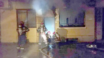 Incendiu în Piaţa Ovidiu: locatarii unui imobil, EVACUAŢI