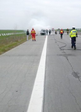 Autoutilitară cuprinsă de flăcări, pe Autostrada A2