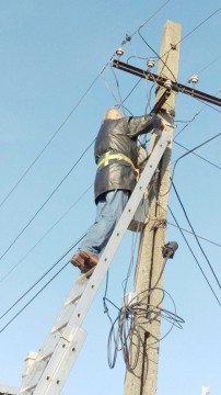 Percheziţii la persoane care furau curent de la instalaţiile CFR
