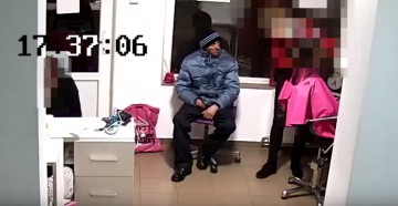 CONSTANȚA: Un psihopat a intrat într-o frizerie și a început să se masturbeze-VIDEO