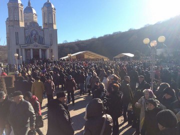Credincioșii au mers în număr impresionant la Peștera „Sf. Ap. Andrei”