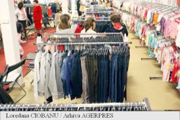 Bucureştenii își cumpără haine din mall-ul cel mai apropiat de locuință
