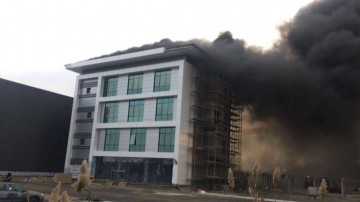 INCENDIU DE AMPLOARE! Un centru de afaceri din NĂVODARI a luat foc! VIDEO