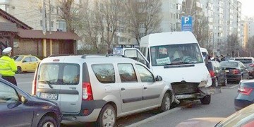 Accident SPECTACULOS în Tomis Nord, cu 3 maşini şi un microbuz!
