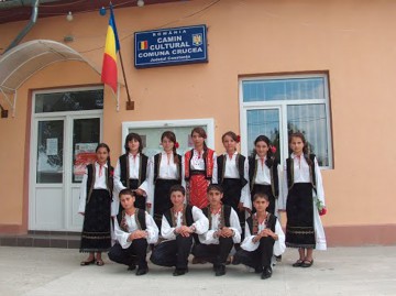 Spectacol la Crucea, de 1 Decembrie