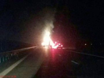 Trafic oprit pe autostrada A2: un autotren cu lemne a luat foc