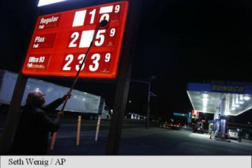 Prețul petrolului a crescut cu 15%, depășind 53 de dolari pe baril, după ce OPEC a convenit reducerea producției