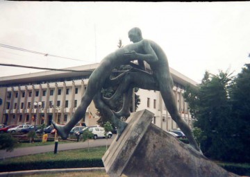 Municipalitatea vrea să reabiliteze statuia ''Cădere De Pe Soclu''