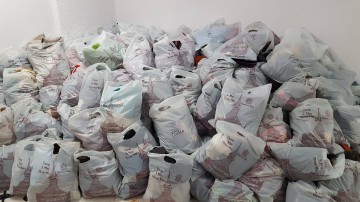 Arhiepiscopia Tomisului dăruiește pachete cu haine familiilor nevoiașe!