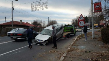 Accident rutier în Eforie Nord! Un stâlp a fost pus la pământ!