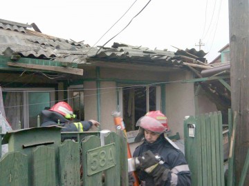 Bătrână prinsă sub pereţii unei case, după EXPLOZIA unei butelii
