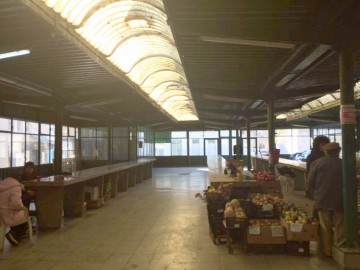Bate vântul la tarabă. Comercianţii din Piaţa Unirii aşteaptă ca primăria să le aducă şi clienţi