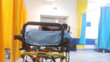 Intervenţie: o bătrână a fost găsită căzută în baie