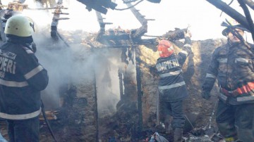 Bătrână imobilizată la pat, salvată din casa cuprinsă de flăcări