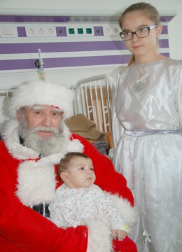 Moş Crăciun împarte cadouri în spitalele constănţene