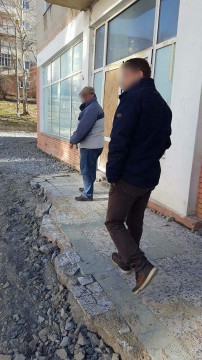 Primăria Cernavodă reabilitează în regim de urgență un bloc din oraş. Contractul, oferit fără licitaţie unui afacerist local