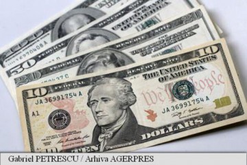 Dolarul a urcat la un nou maxim istoric faţă de leu