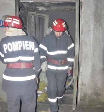 Casă în flăcări, la Constanţa: o bătrână a fost găsită moartă