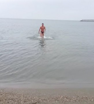 Un tânăr a făcut baie în mare în a treia zi de Crăciun