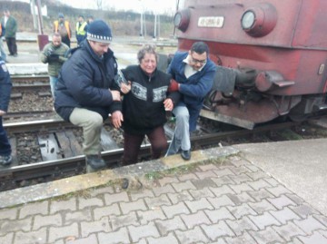 O femeie cu probleme psihice s-a aruncat sub o locomotivă