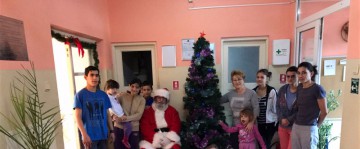 Moş Crăciun a ajuns la copiii infectaţi cu HIV din Casa Speranţa
