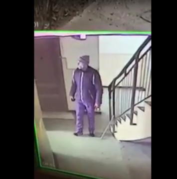 Acest individ a încercat să FURE dintr-un bloc din Constanţa! Îl recunoaşteţi?
