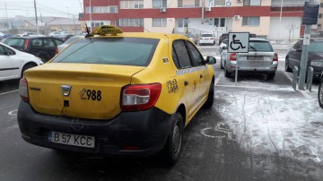 Mulţi „handicapaţi” în trafic! Azi: taximetristul care parchează „ca un bou”