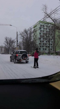 Glume pe COD PORTOCALIU: Hai afară la zăpadă/ Pe schiuri toţi să ne vadă...