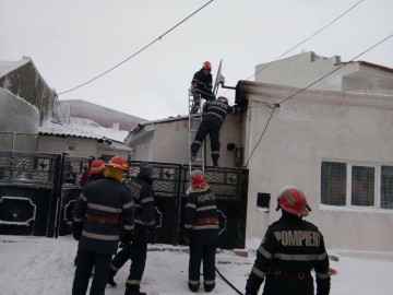 Acoperişul unei case din Constanţa a luat foc!