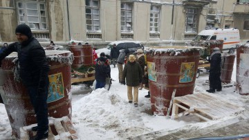 Oamenii au venit pentru apă sfințită la Arhiepiscopia Tomisului, în ciuda GERULUI de crapă pietrele - VIDEO