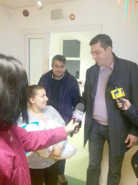 Preşedintele CJC şi şeful de la Drumuri s-au oferit să năşească bebeluşul născut în şenilată!