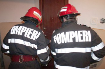 Intervenţie a pompierilor: un bătrân a fost găsit MORT în casă