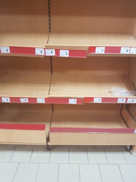 În magazinele din Constanţa bate vântul!