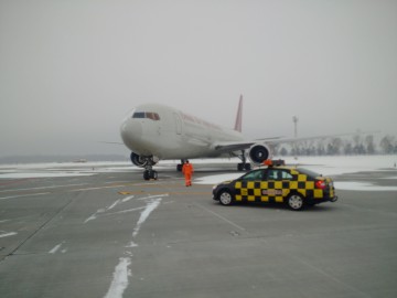 DRUMURI ÎNCHISE, PROBLEME PE AEROPORTURI. Zborul Kogălniceanu – Istanbul, anulat din cauza condiţiilor meteo din Turcia