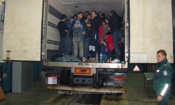 48 irakieni ascunşi într-un camion, descoperiţi la P.T.F. Giurgiu-VIDEO