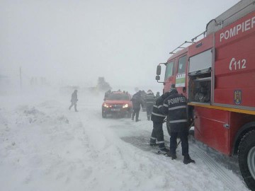 Jandarmii şi pompierii dau LA LOPATĂ pe drumul naţional Constanţa - Valu! Direcţia de Drumuri, depăşită de situaţie