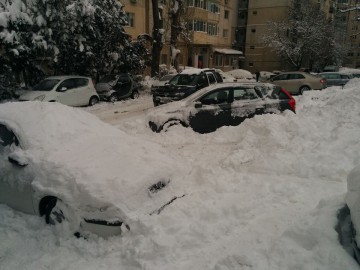 Constănțenii au intrat în PANICĂ! Străzile, trotuarele și trecerile de pietoni, ÎNGROPATE ÎN ZĂPADĂ