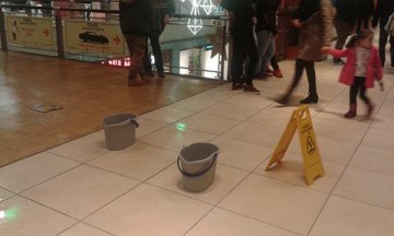 Aventuri în City Park Mall: ATENŢIE, PLOUĂ PRIN ACOPERIŞ!